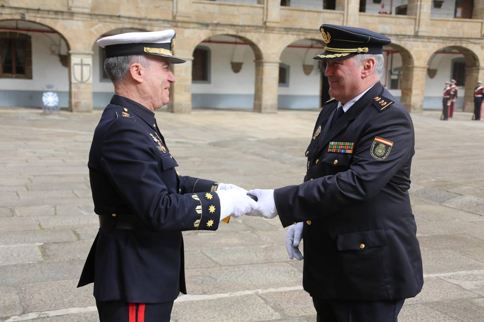 Entrega de la distinción al comisario de la Policía Nacional de Ferrol-Narón - FOTO: Armada