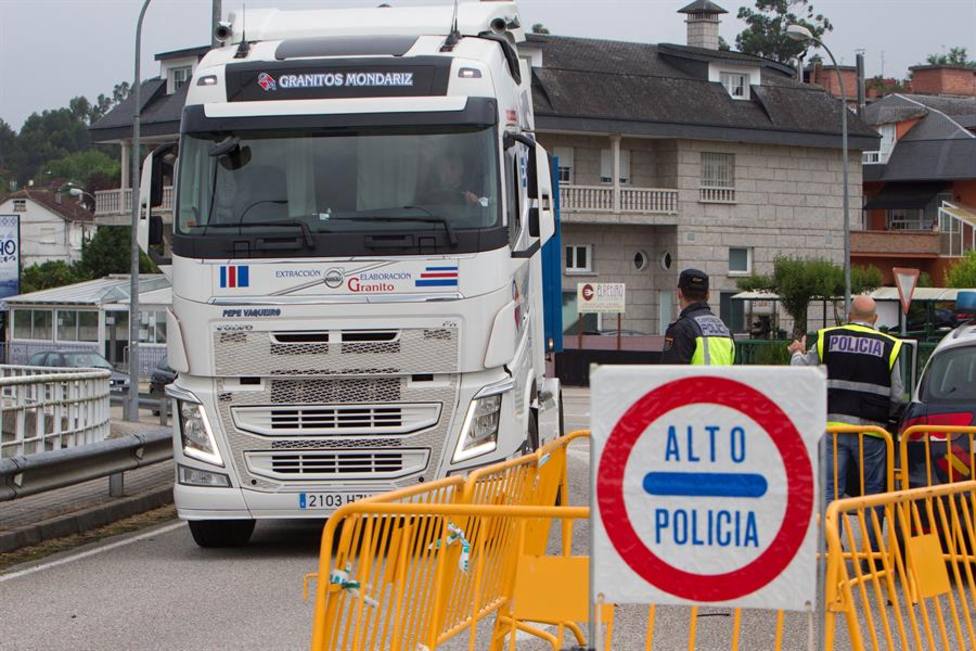 Miembros de la policía vigilan el paso en la frontera con Portugal en la localidad de Salvatierra do Miño, en