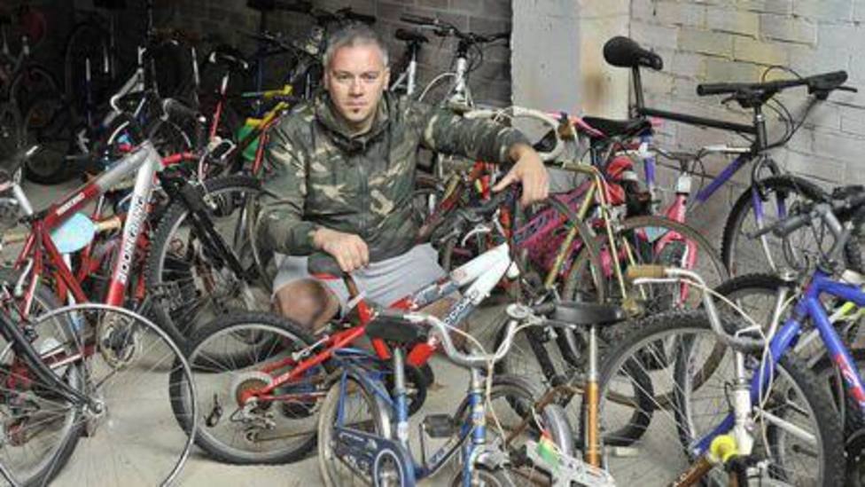 Un guardia de Tráfico de Lugo recoge y repara 400 bicicletas para enviarlas a África