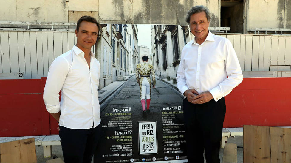 Juan Bautista, a la izquierda de la imagen, con los carteles de la Feria del Arroz de Arles