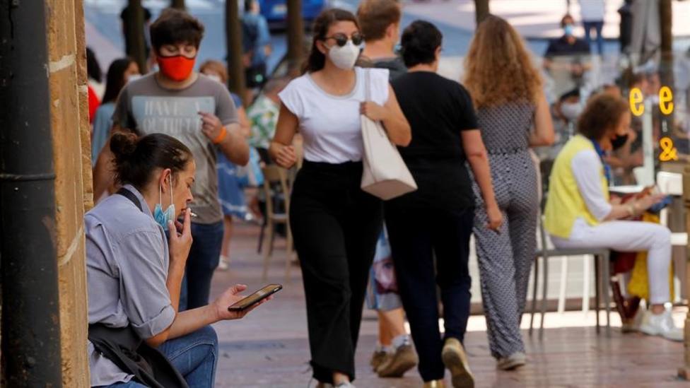 Una mujer fuma en una calle del centro de Oviedo