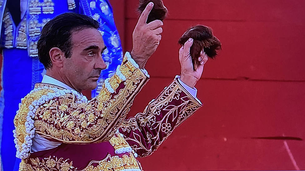 Enrique Ponce con las dos orejas cortadas este viernes en la plaza de Cabra (Córdoba)