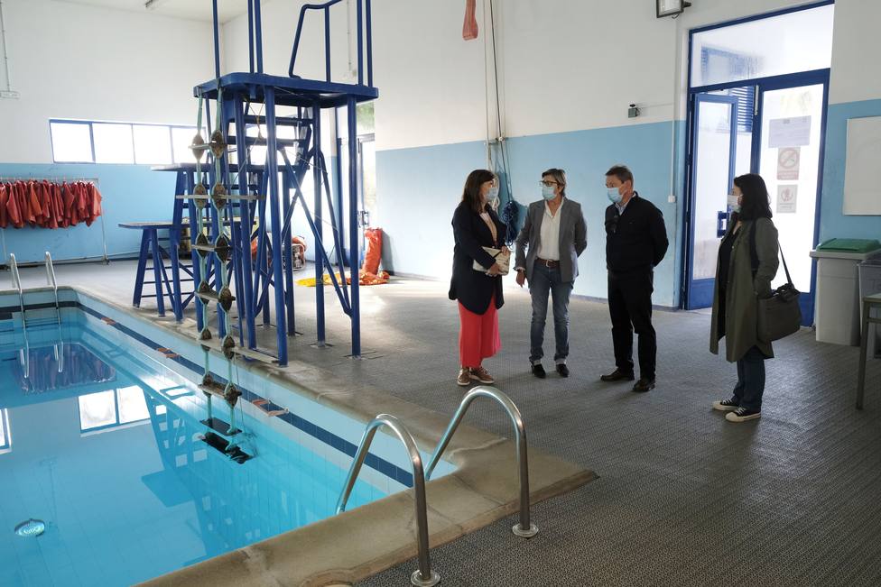 La conselleira do Mar en su visita a la Escuela Naútico-Pequera de Ferrol - FOTO: Xunta