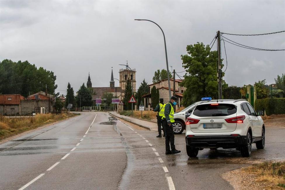 Agentes de la Guardia Civil montan guardia a la entrada de la localidad de Sotillo de la Ribera (Burgos)