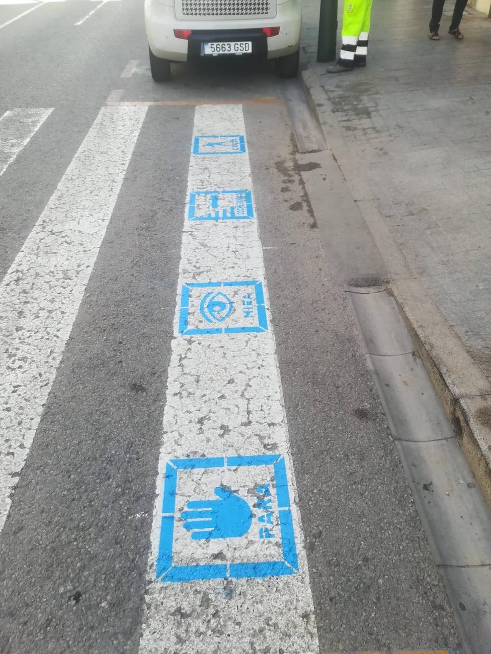 Pasos de peatones en Águilas con pictogramas para personas con TEA