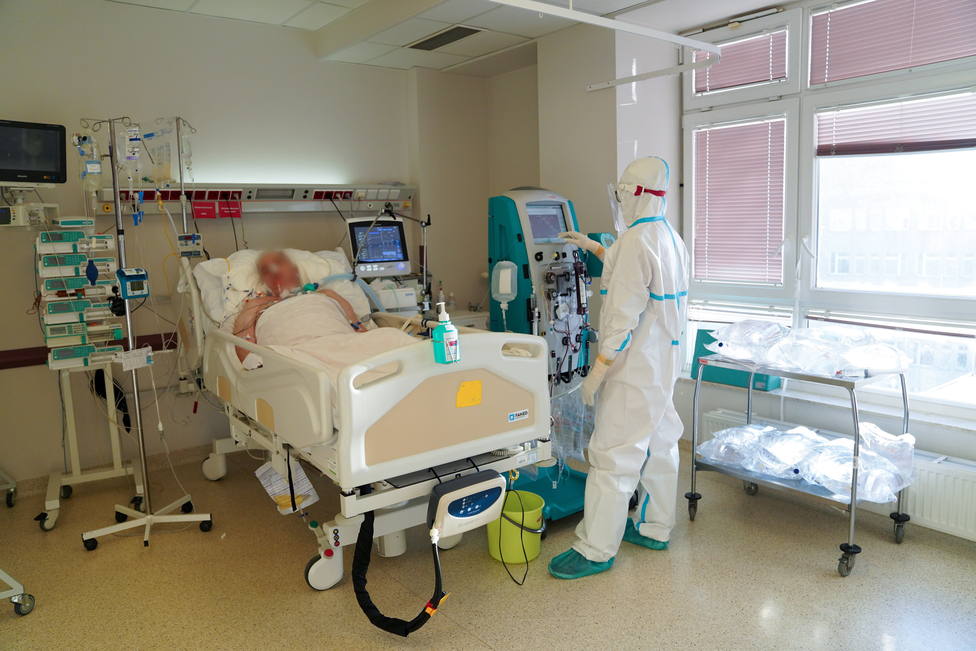 Sanitarios trabajando con un paciente de covid-19 en el hospital