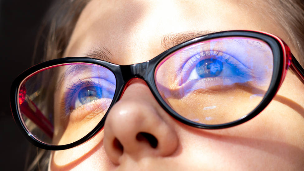 Por qué necesitas unas gafas con filtro de luz azul