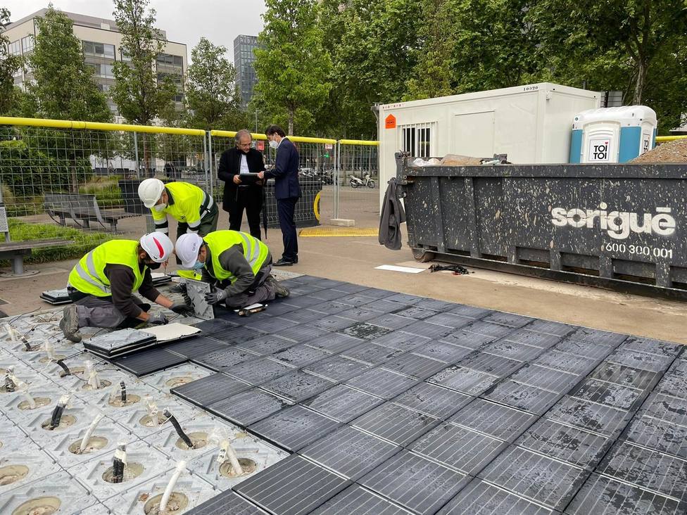 Trabajadores instalando el pavimento solar en la plaza de les Glòries en Barcelona - Europa Press
