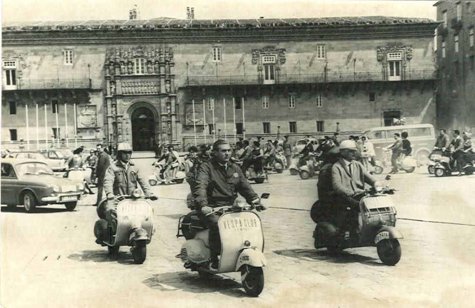 Integrantes del Vespa Club Ferrol en la plaza del Obradoiro en la década de los 60 - FOTO: Cedida