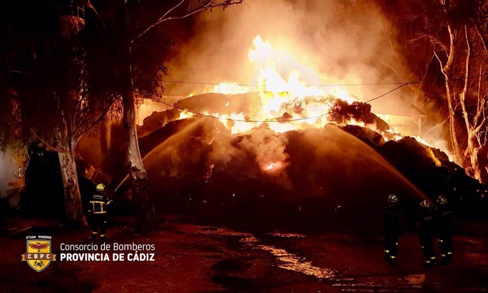 Más de diez horas lleva activo un incendio en una finca ganadera de Naveros