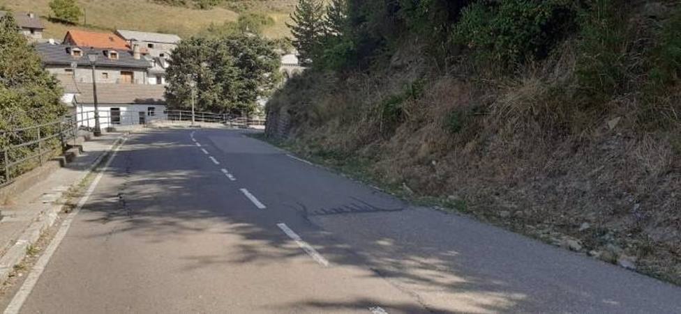 La carretera HU-V-2201 a su paso por Borau (Huesca), cerrada al trÃ¡fico de camiones durante dos meses