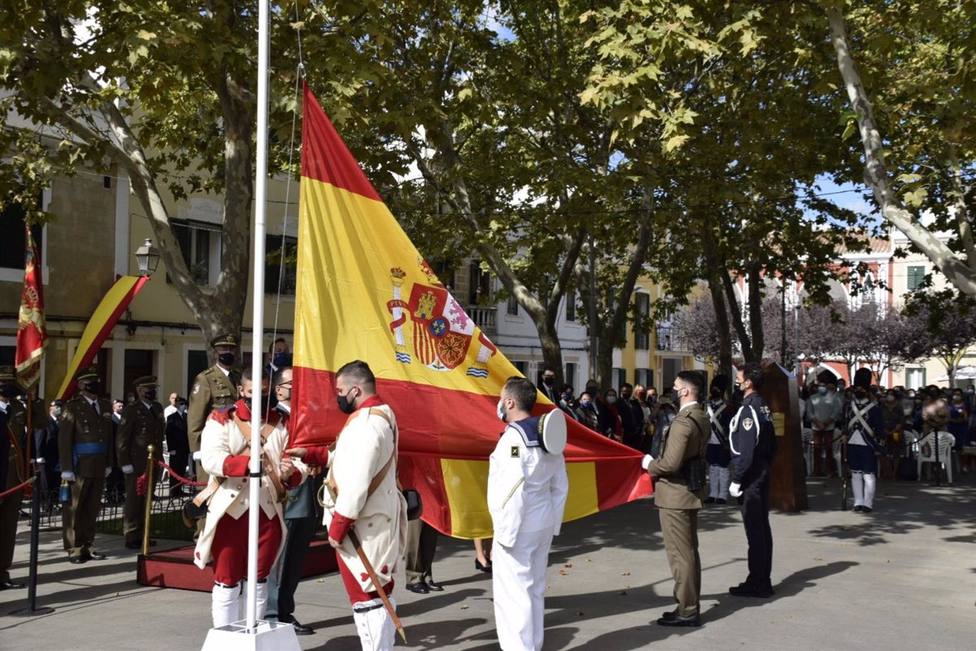 Militares, Guardia Civil y Policía participan del izado de Bandera en Alaior por la Fiesta Nacional 2021