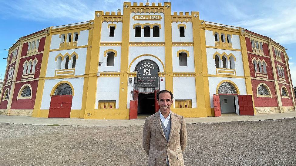 José Luis Pereda ante la plaza de toros de Mérida