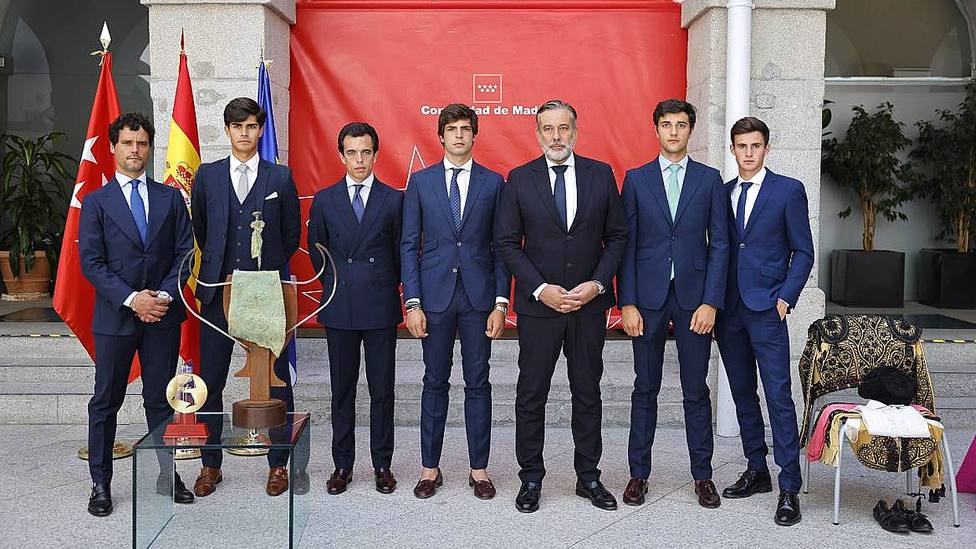 Enrique López junto a los finalistas de la Copa Chenel y del Circuito de Novilladas de Madrid
