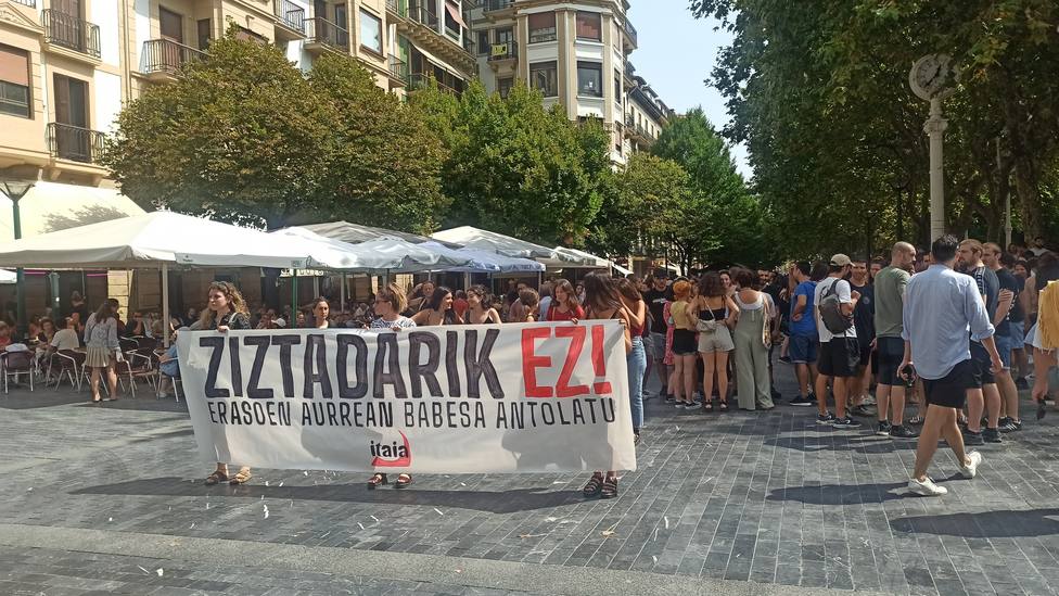 Más de un centenar de personas se manifiestan en contra de los pinchazos a mujeres en San Sebastián