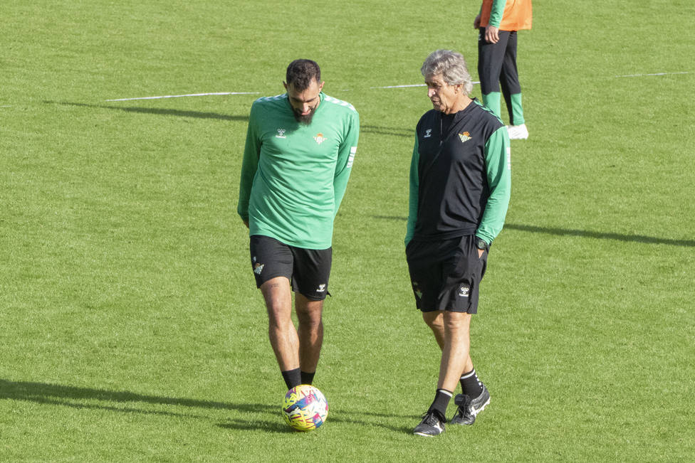 El entrenador del Real Betis Manuel Pellegrini conversa con el delantero Borja Iglesias