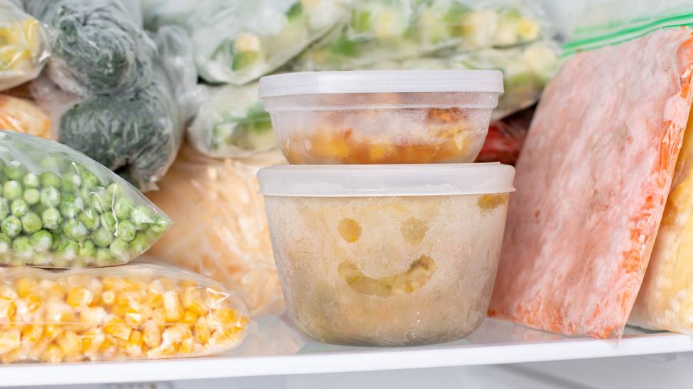 El error que cometes al descongelar la comida fuera del frigorífico: puede ser perjudicial para la salud