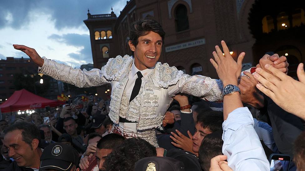 Sebastián Castella en su salida a hombros de Las Ventas en la Feria de San Isidro 2023