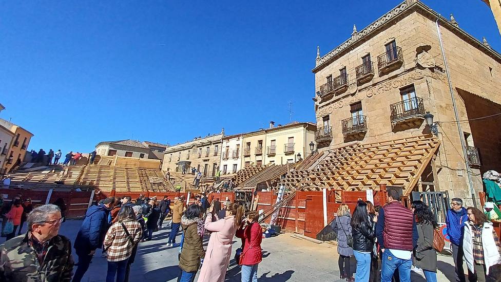 La plaza mayor de Ciudad Rodrigo se convierte estos días en palenque taurino