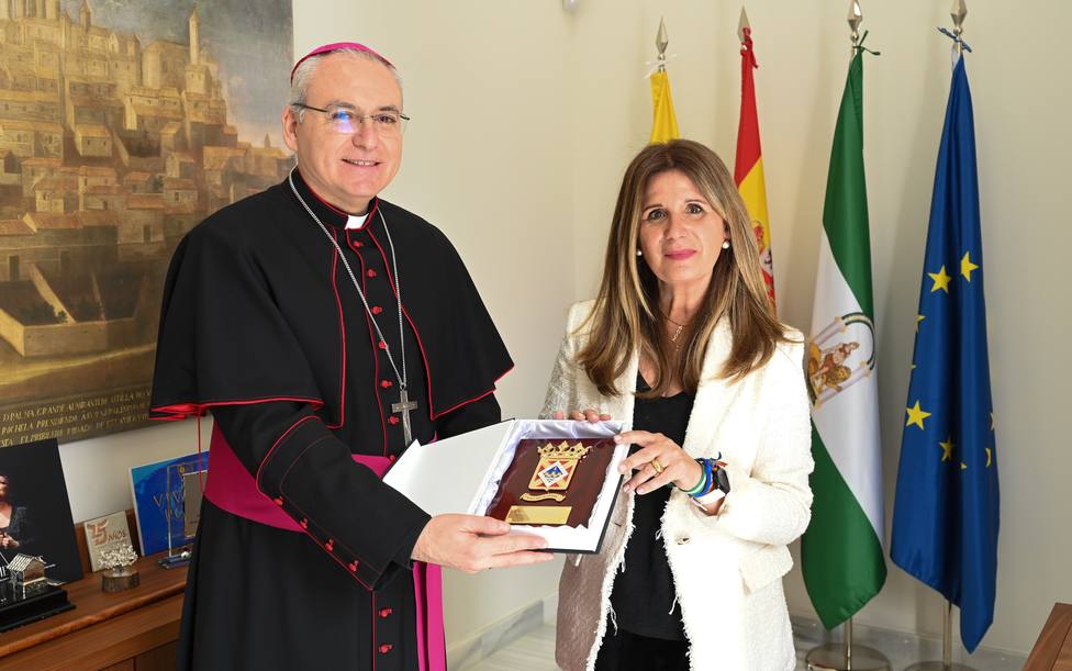La alcaldesa y la Corporación Municipal reciben al Obispo a su llegada a Linares