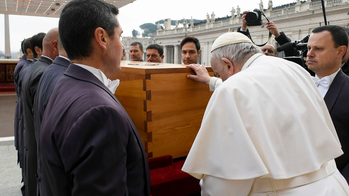 Por primera vez en la historia, una Papa entierra a otro Papa