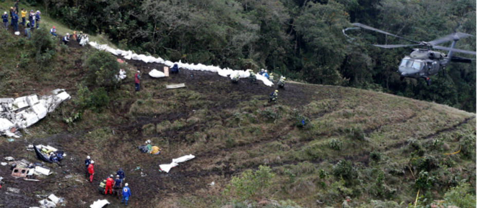 Equipos de rescate recuperan cuerpos del avión accidentado en el municipio de La Unión, departamento de Antioquia (Colombia). EFE