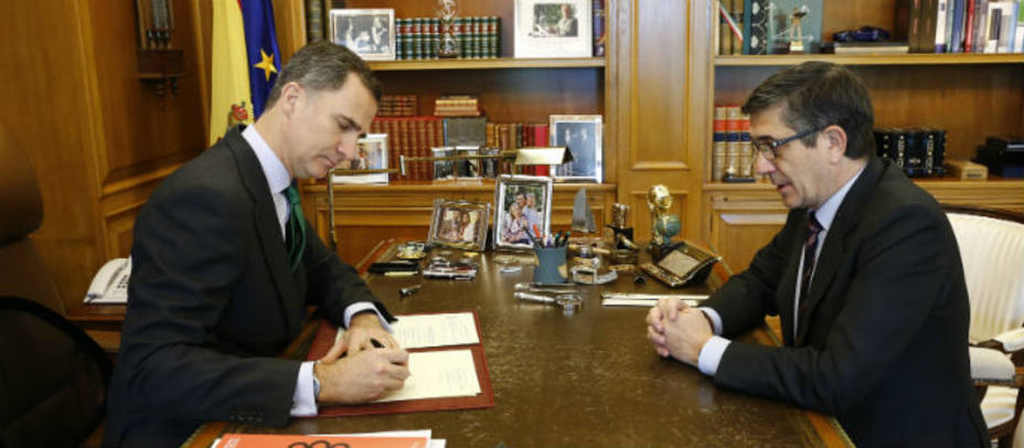 Fotografía facilitada por la Casa Real del Rey Felipe VI con el presidente del Congreso de los Diputados, Patxi López.