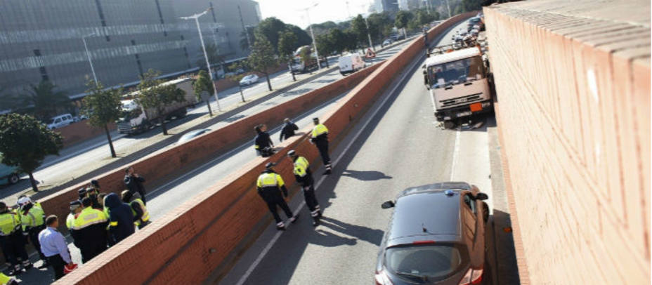 Los Mossos dEsquadra detienen al conductor de un camión de butano robado que circulaba contra dirección por la Ronda Litoral de Barcelona. EFE