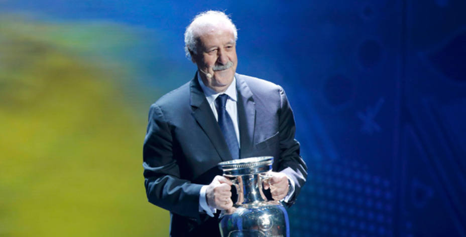 Vicente del Bosque entrega la Eurocopa ganada por España (Reuters)