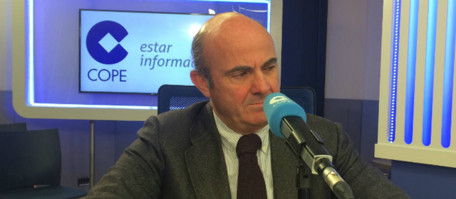 El ministro de Economía en funciones, Luis de Guindos, en el estudio de la Cadena COPE.