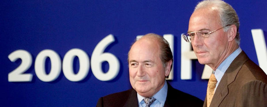 El Presidente de la FIFA, Blatter, junto a Franz Beckenbauer (foto: Reuters)
