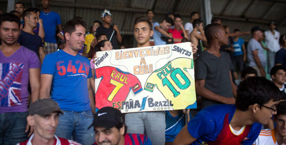 Raúl desató pasiones entre los aficionados cubanos presentes en el amistoso. Reuters.
