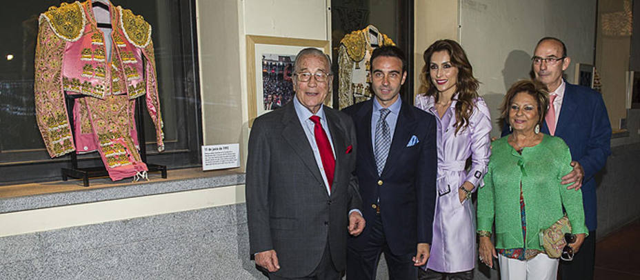 Enrique Ponce junto a su mujer, padres y suegro en el Tendido 11. NOHO COMUNICACIÓN