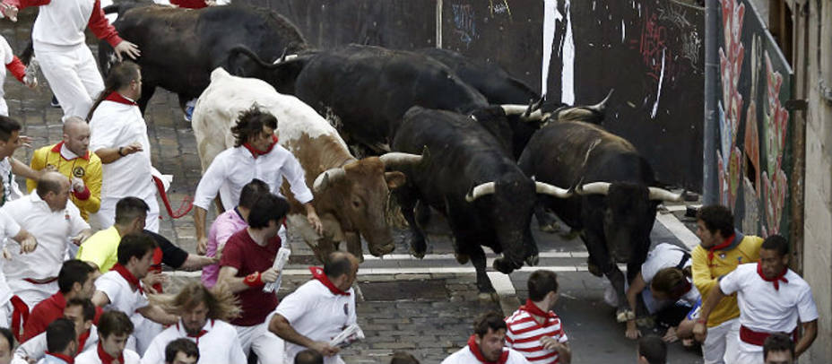 Los toros de Dolores Aguirre a su llegada la curva de la calle Estafeta. EFE