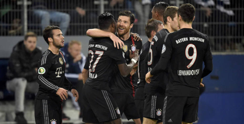 Xabi Alonso celebra un gol del Bayern de Munich con sus compañeros. REUTERS