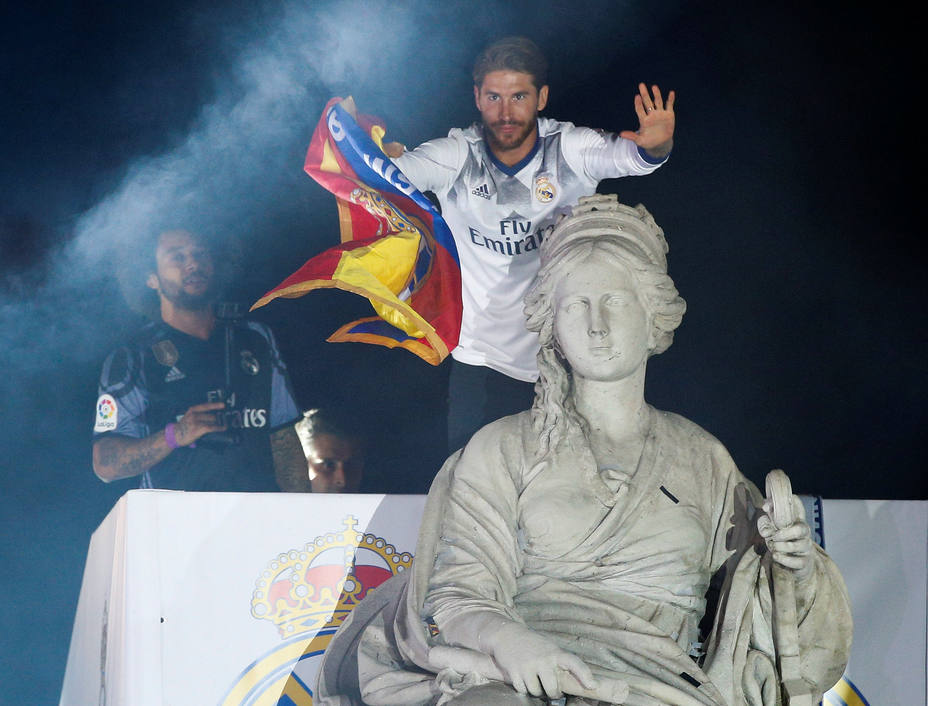 Sergio Ramos y Marcelo, en lo alto de la Cibeles