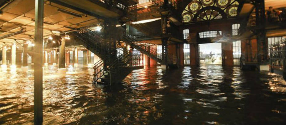 El mercado de pescado inundado en Hamburgo (Alemania). EFE