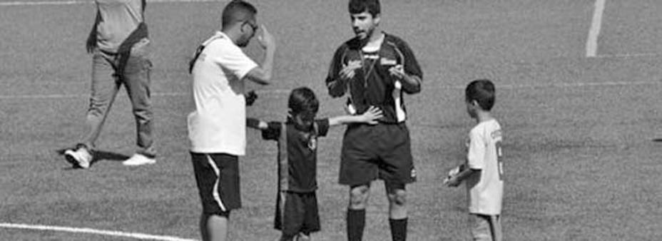 Un niño de 5 años pide paz entre un árbitro y su entrenador