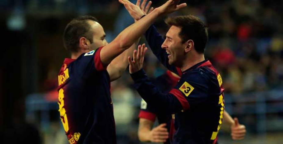 Iniesta y Messi celebran un gol del Barcelona (Reuters)