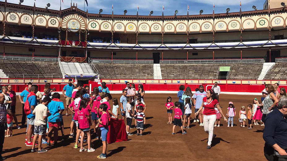 El ruedo de la plaza de Santander ha acogido la primera parada del Programa Víctor Barrio