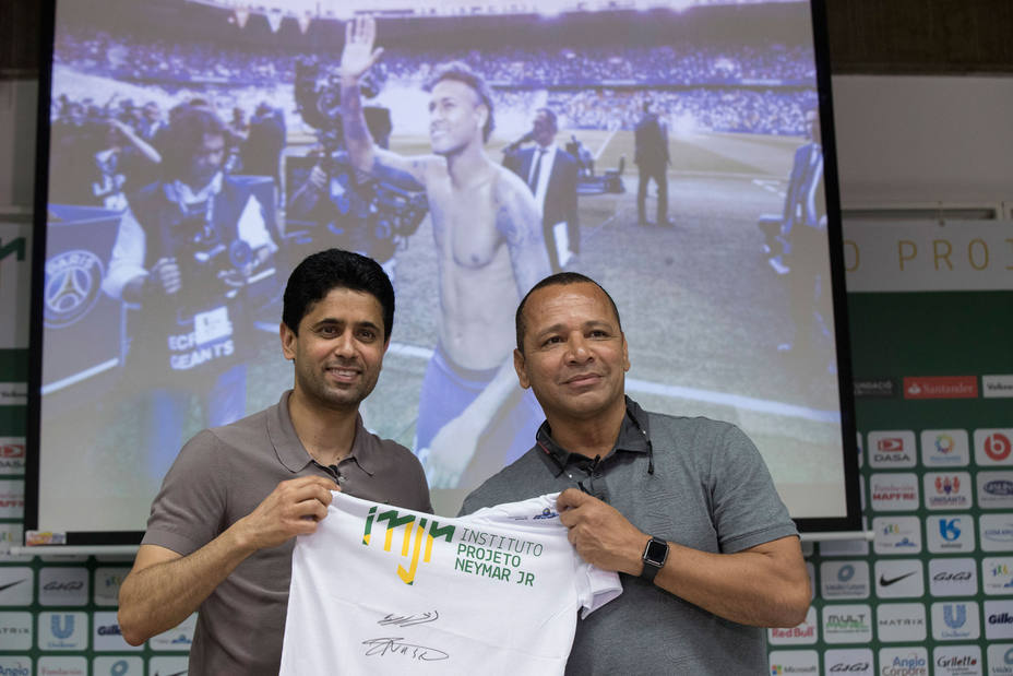 Nasser Al Khelaifi, junto a Neymar, padre del futbolista Neymar Jr. EFE