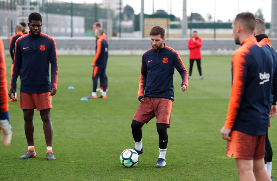 Leo Messi, en el centro de la imagen, durante el entrenamiento del Barcelona en el Tito Vilanova (IMAGEN: FC Barcelona)