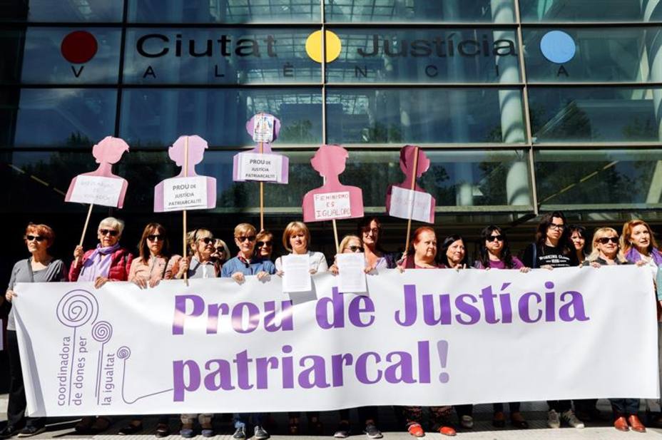 Colectivos de mujeres denuncian a la Fiscalía la filtración de datos de la víctima de La Manada