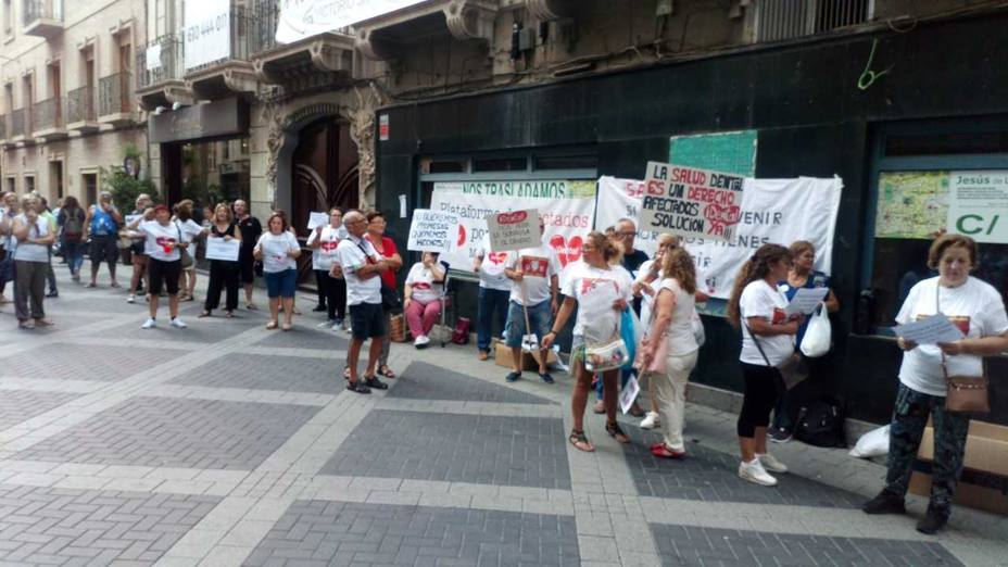 Afectados por I Dental se manifiestan en el centro de Murcia