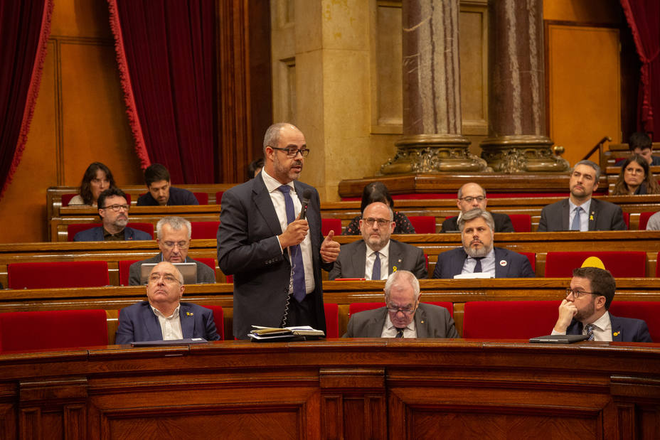 El consejero catalán de Interior no garantiza que una futura subida salarial a los Bomberos se aplique a los Mossos
