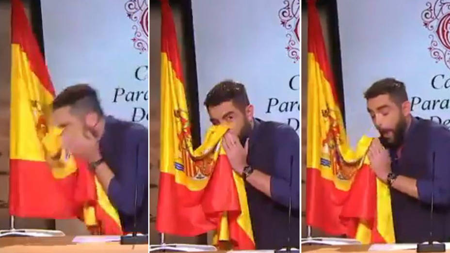 El juez archiva la causa contra Dani Mateo por sonarse la nariz con la bandera de España
