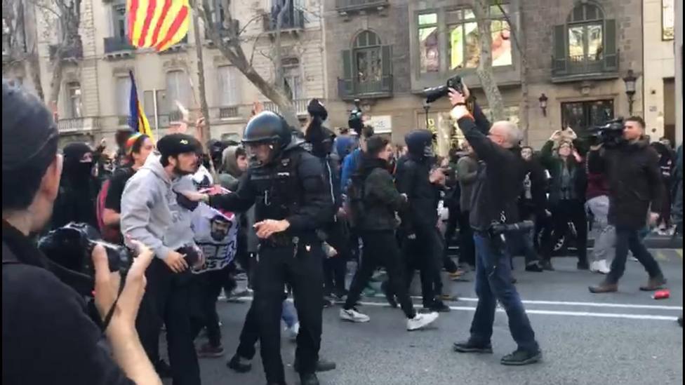 Tensión entre manifestantes y mossos en el Paseo de Gracia de Barcelona