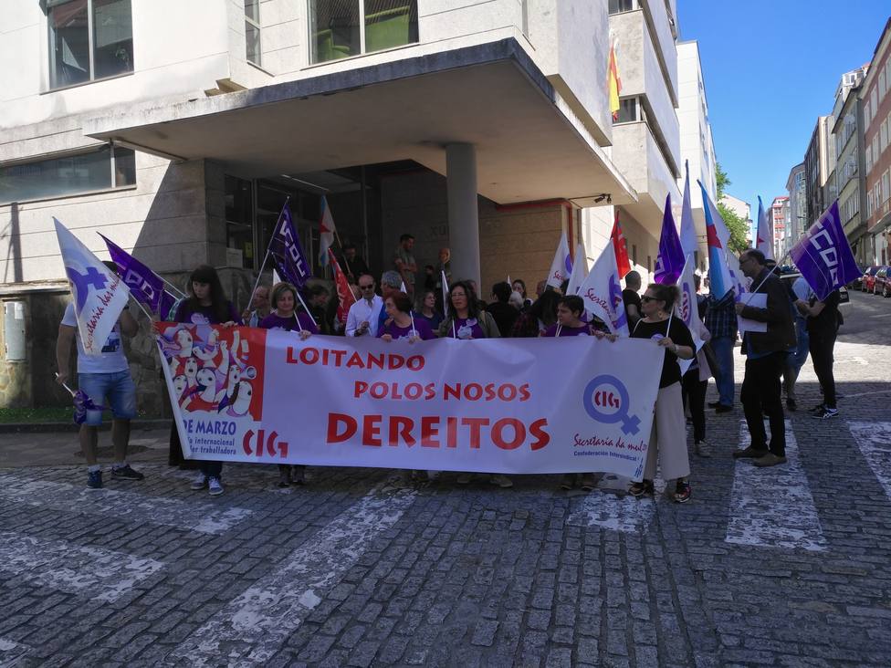 Concentración a las puertas de los juzgados de Ferrol convocada por CC.OO. y CIG