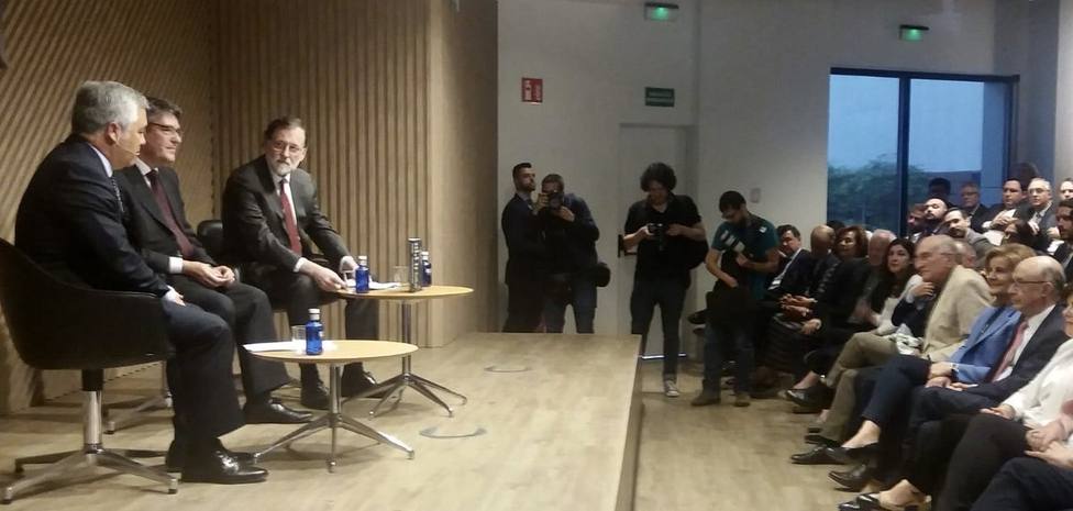 El Gobierno de Rajoy se reúne para arropar a Álvaro Nadal en la presentación de su libro