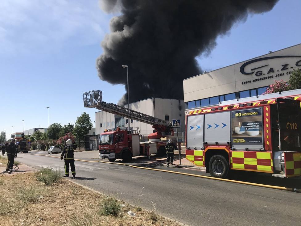 Los Bomberos dan por extinguido el incendio que ha arrasado una empresa de disolventes en Fuenlabrada (Madrid)
